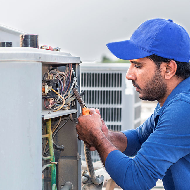 picture-of-a-hvac-technician-repairing-an-air-conditioner-maplewood-mn